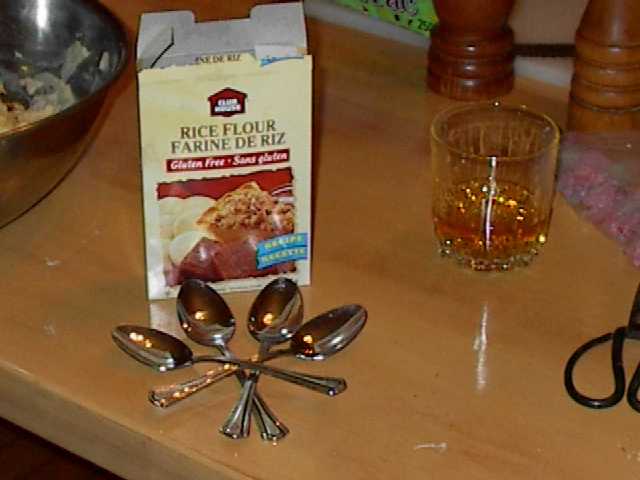 a box of rice flour, in front a set of four teaspoons artfully displayed